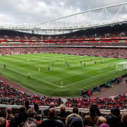Partido de fútbol del Arsenal en el estadio Emirates
