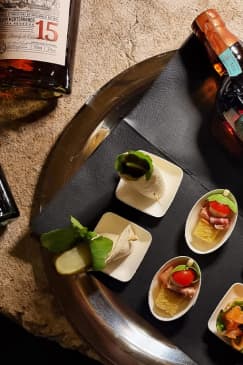 Recorrido por la Destilería Palma con 6 Licores y Degustación de Tapas Gourmet
