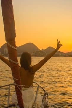 Passeio de vela ao pôr do sol