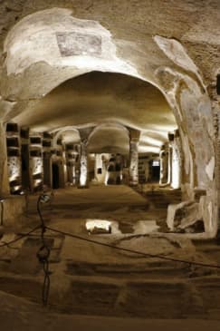 ﻿Guided tour of the catacombs of San Gennaro