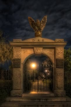 The Grave Tales Ghost Tour in Savannah
