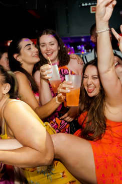 Cascais Pub Crawl: Uma noite com bebidas, jogos e entrada VIP