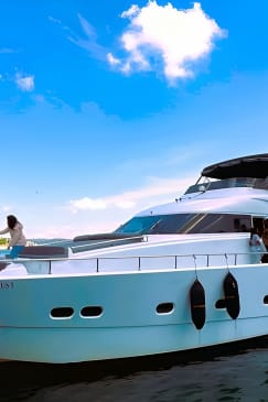 Luxury Bosphorus Yacht Tour – Asian Side Stop & Exploration