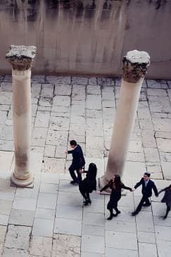 Family Photoshoot Experience Through the Walls of the Old City
