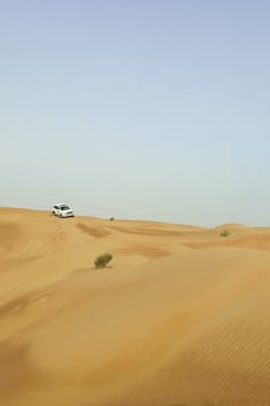 القيادة على الكثبان الرملية بسيارات الدفع الرباعي 4X4