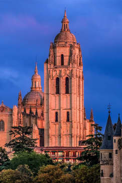 ﻿Between two cathedrals