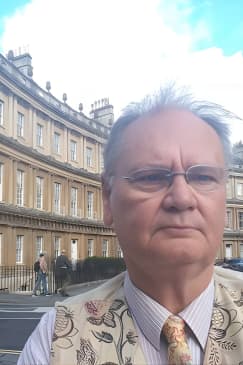 Exceptional Bath tour guide making your visit splendidly memorable.