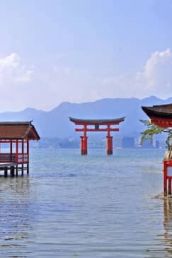 広島＆宮島：京都または大阪発ガイド付きツアー＋新幹線＆フェリー