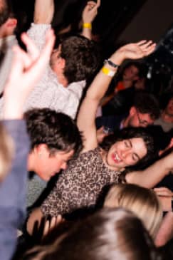 Faro Pub Crawl: 6 bebidas, jogos e entrada VIP