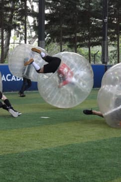 Bubble Football para 6 a 20 pessoas: entra numa bolha gigante!