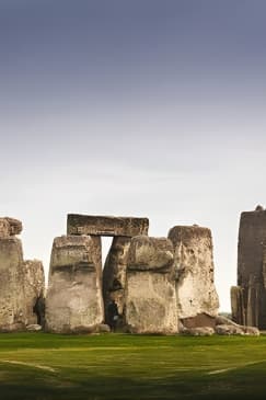 Stonehenge and Cotswold Villages Full-day Tour from Bristol