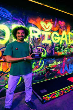 UV 18 hole NEON minigolf & bar LIsbon