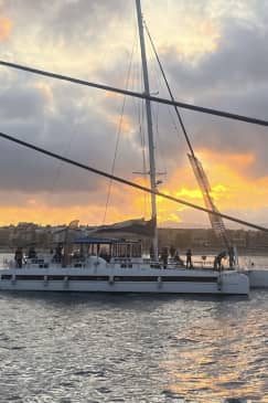Barcelona: Maravíllate con el atardecer desde el mar con musica y Copa de Bienvenida!
