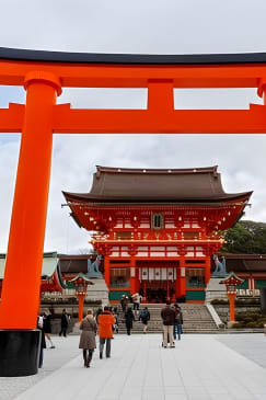 嵐山、伏見稲荷、奈良鹿公園を巡る京都日帰りツアー