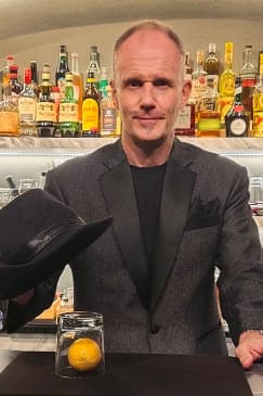 The Magic Bar Show: WunderBar - Magic and Comedy of A German Magician