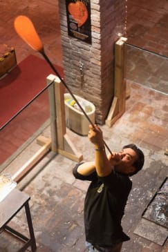 Trabajo del vidrio de Murano en la Catedral del Vidrio - Santa Chiara