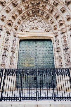 Guided night tour of enchanted Seville (Spanish tour)