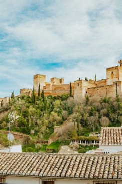 Alhambra y Palacios Nazaríes: Visita con Audioguía + Tarjeta City Pass