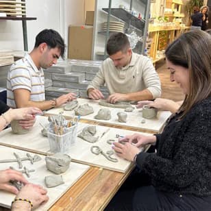 Taller de cerámica con vino en Barcelona