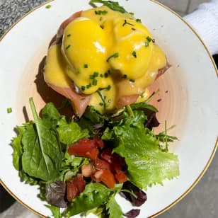 Huevos Benedict con bebida en Mafrens