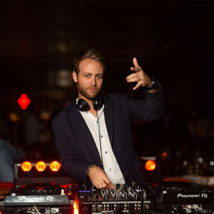 1er After del Año: Música, Amigos & Vino