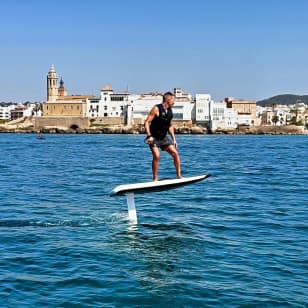 Experiencia Premium de E-Foil en Sitges: Deslízate y vuela sobre el agua
