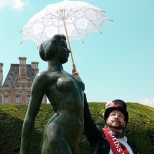 Montmartre est une fête, paillettes et pénombre