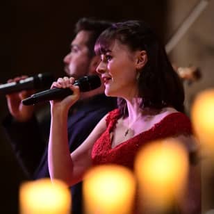 Ella y sus amigos a la luz de las velas