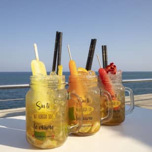 Caipiriña, bravas y vistas al mar