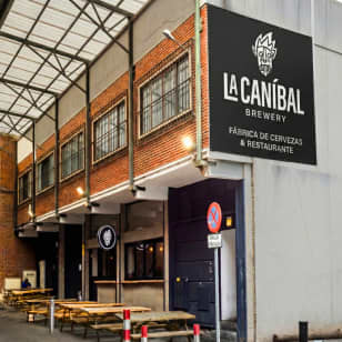 Visita La Caníbal Fábrica de Cerveza con pinta de cerveza artesana