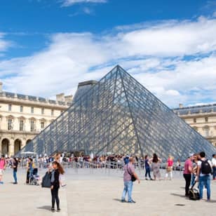 Vivez une expérience inoubliable avec une enquête grandeur nature animée par deux comédiens, dans le quartier du Louvre !