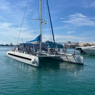 Barcelona: Crucero AFTERWORK en catamarán con música y bebidas