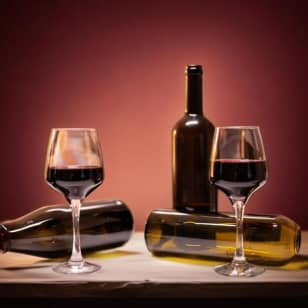 Cata de vinos temática de los 80