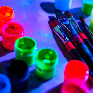 PINTA LUZ – Taller de pintura neón para niños y familias
