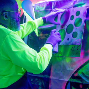 ATLiens: Taller de arte callejero con luz negra