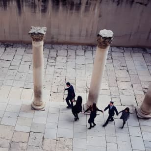 Family Photoshoot Experience Through the Walls of the Old City