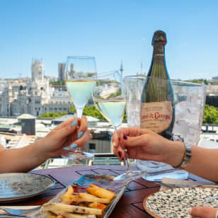 Menú con vistas y una botella de Juvé y Camps en Casa Suecia