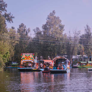 Fiesta en Trajinera por Xochimilco: música, bebidas, tacos y transportación opcional desde CDMX