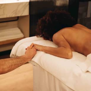 Masaje en pareja con dos copas de cava