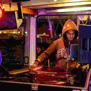 ﻿Fiesta en Barco de la Noche de las Hogueras - Londres