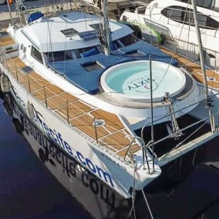 Espectacular tour de 2 horas a bordo del catamaran arrecife con jacuzzi