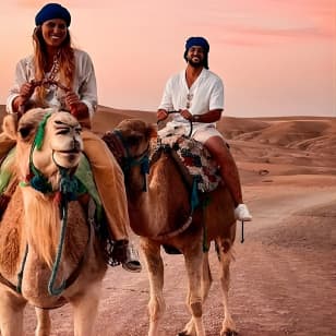 Coucher de soleil & Dîner dans le désert Agafay Marrakech avec les chameaux