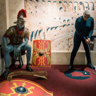 Noche en el Museo Mini Golf + Cóctel Especial (espectáculo de comedia incluido)