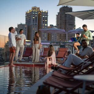 Noche de Piscina con Cena & Cóctel en AKEAH Rooftop Madrid