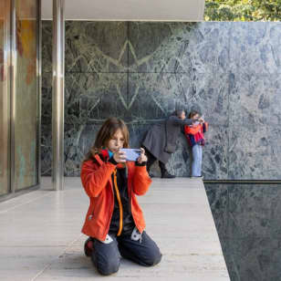 Pabellón Mies van der Rohe: Entrada + ¡Mira, encuadra, haz clic! Taller Familiar
