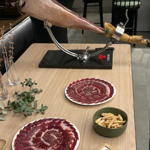 Visita a un secadero de jamones ibéricos con degustación en Salamanca