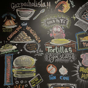 Bocata de calamares y bebida en Tapaloguistas Malasaña