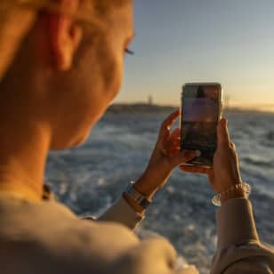 Passeio de barco pelo Tejo ao pôr do sol com Lisboat