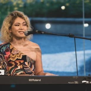 Quartas Acústicas apresenta Vivi Rocha