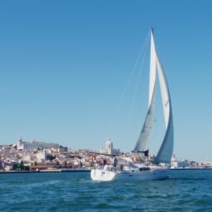 ﻿Navega pelo rio Tejo a bordo de um veleiro